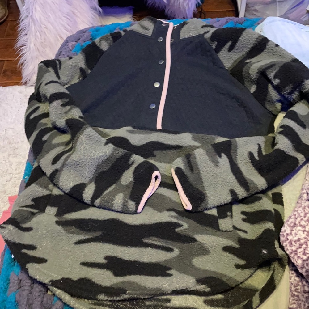 Fleece Camo Maurices Pull over size M